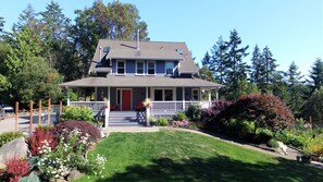 Peaceful and quiet 5-acre estate