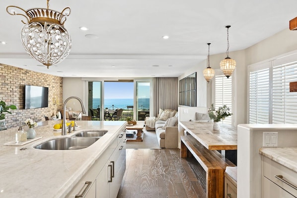 Gorgeous fully-stocked kitchen