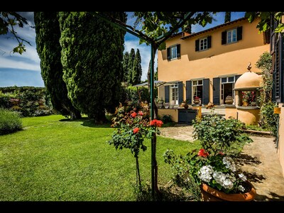 MAGNIFICENT 8BD-8.5BA VILLA WITH HEATED POOL 1 MILE AWAY FROM HEART OF FLORENCE!