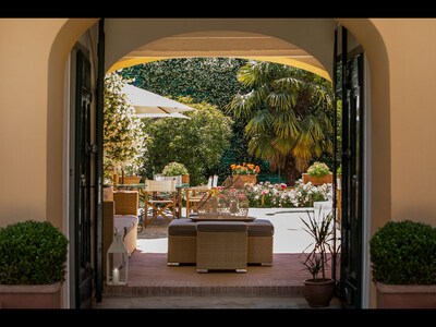 MAGNIFICENT 8BD-8.5BA VILLA WITH HEATED POOL 1 MILE AWAY FROM HEART OF FLORENCE!