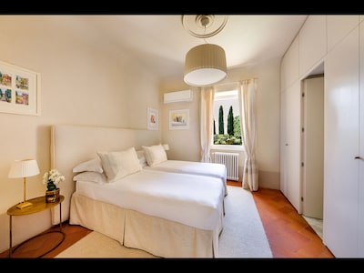 MAGNIFICENT 8BD-8.5BA VILLA WITH HEATED POOL 1 MILE AWAY FROM HEART OF FLORENCE!