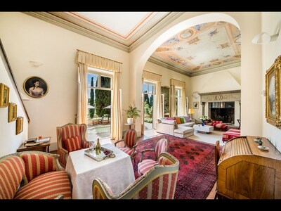 MAGNIFICENT 8BD-8.5BA VILLA WITH HEATED POOL 1 MILE AWAY FROM HEART OF FLORENCE!