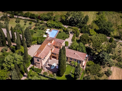 MAGNIFICENT 8BD-8.5BA VILLA WITH HEATED POOL 1 MILE AWAY FROM HEART OF FLORENCE!