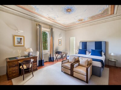 MAGNIFICENT 8BD-8.5BA VILLA WITH HEATED POOL 1 MILE AWAY FROM HEART OF FLORENCE!