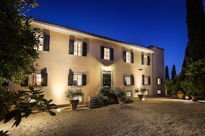 MAGNIFICENT 8BD-8.5BA VILLA WITH HEATED POOL 1 MILE AWAY FROM HEART OF FLORENCE!