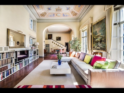 MAGNIFICENT 8BD-8.5BA VILLA WITH HEATED POOL 1 MILE AWAY FROM HEART OF FLORENCE!