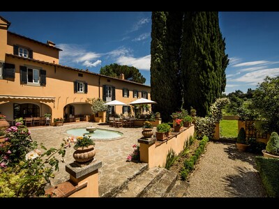 MAGNIFICENT 8BD-8.5BA VILLA WITH HEATED POOL 1 MILE AWAY FROM HEART OF FLORENCE!