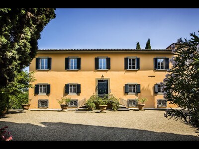 MAGNIFICENT 8BD-8.5BA VILLA WITH HEATED POOL 1 MILE AWAY FROM HEART OF FLORENCE!