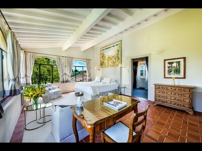 MAGNIFICENT 8BD-8.5BA VILLA WITH HEATED POOL 1 MILE AWAY FROM HEART OF FLORENCE!