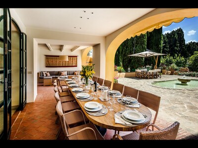 MAGNIFICENT 8BD-8.5BA VILLA WITH HEATED POOL 1 MILE AWAY FROM HEART OF FLORENCE!