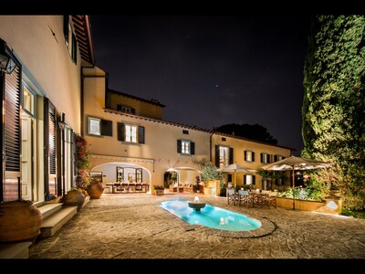 MAGNIFICENT 8BD-8.5BA VILLA WITH HEATED POOL 1 MILE AWAY FROM HEART OF FLORENCE!