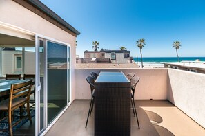 Upstairs BBQ deck with Firepit