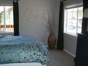 Second bedroom with queen bed