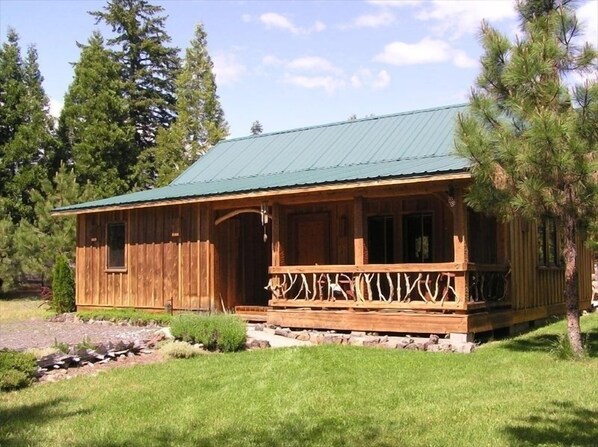 Red Blanket Cabin Near Crater Lake National Park