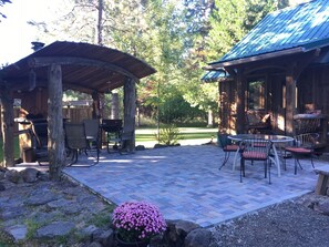 patio with pavers upgraded in 2019!