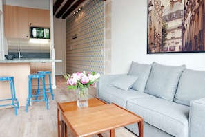 Apt. COSY2 - Latin Quarter - Paris - Living room, open kitchen & entrance