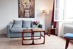 Apt. COSY2 - Latin Quarter - Paris - Living room bathes in natural light