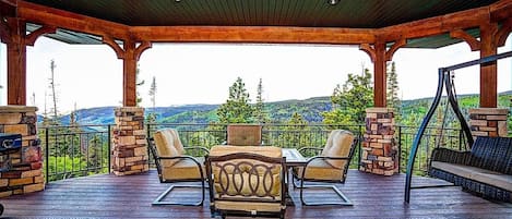 Luxurious Mountain Retreat!
Amazing views from the Knotty Bear Cabin.