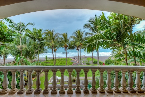 Large living room terrace, right on the Pacific Ocean and overlooking the pool