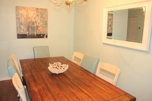 Dining room (seating for 8)