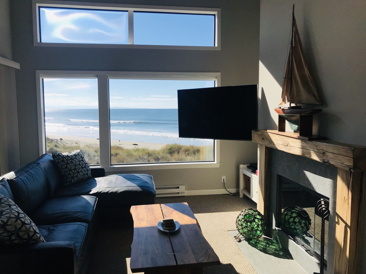 Beachfront Condo with Spectacular Views, Comfort and Fun For All