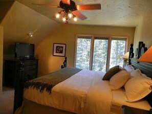 Wake up to breathtaking river views. Master bedroom w/ king bed/private bath, TV