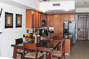 Dining room accommodates 8 comfortably