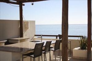 Wet Bar and BBQ on Private Rooftop Patio