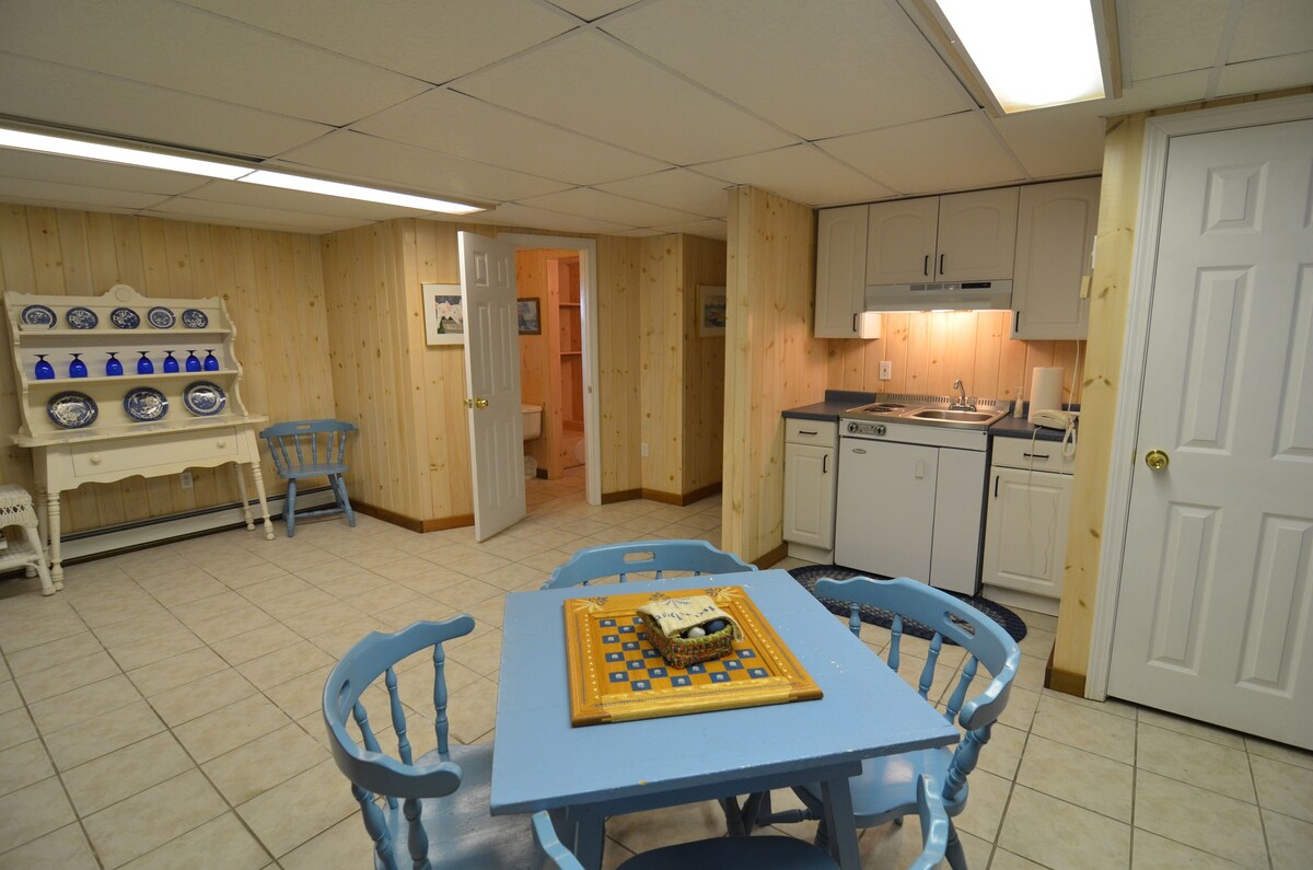 Captains Quarters-Modern ocean view home near Acadia & Bar Harbor.