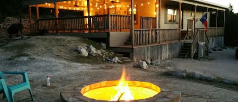 RUSTIC RETREAT - Custom rock fire pit for late night cocktails & host family catch up conversations.  AWESOME night time experience!