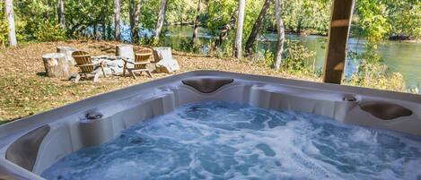 Large modern hot tub that can fit 6 to 8