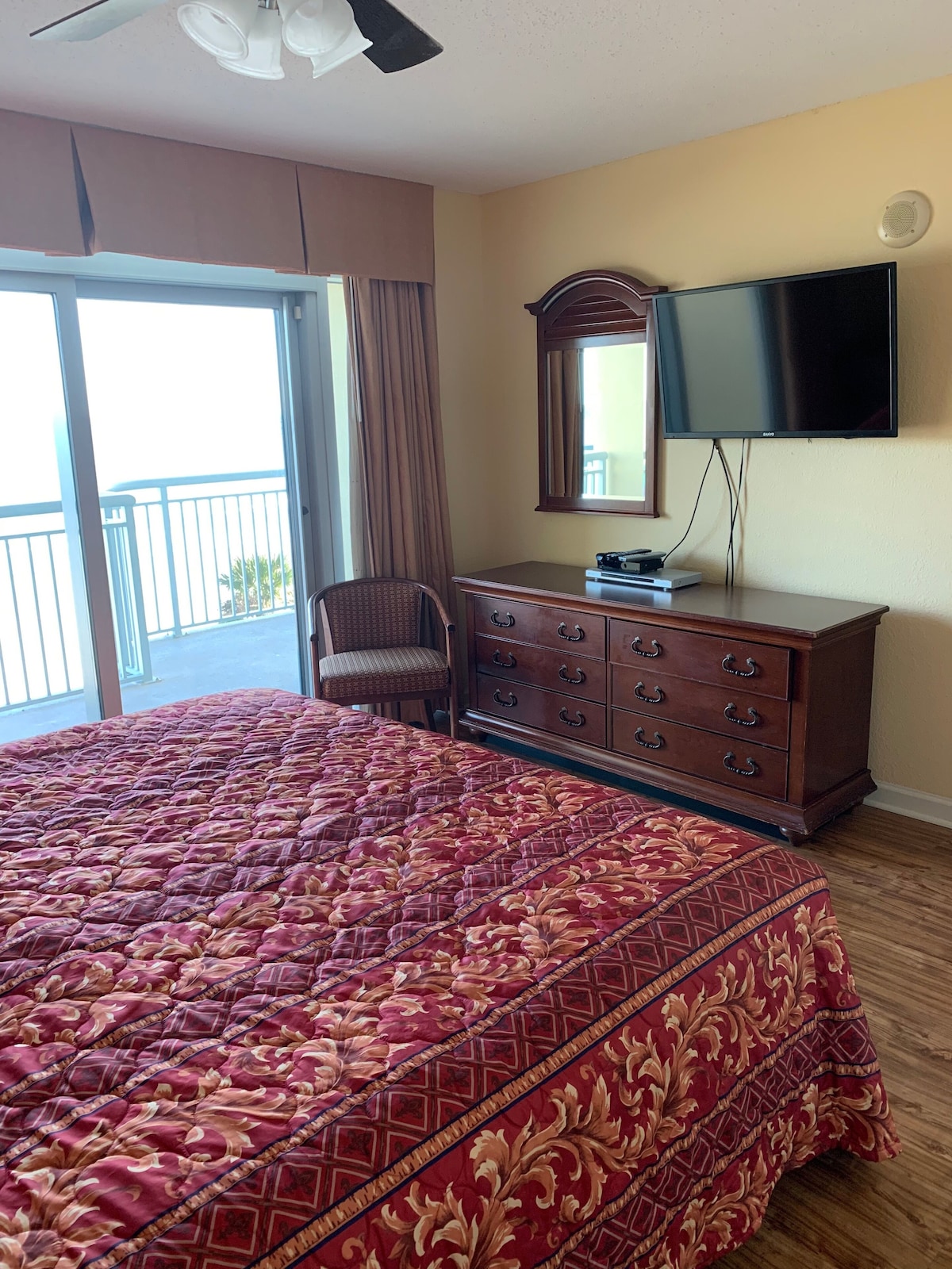 Newly Renovated 4 BR/3 BA Oceanfront Condo! 5th Floor! 60′ 4K HDTV!