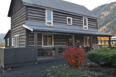 American Homestead Log Cabin with Gorgeous Scenic Views!