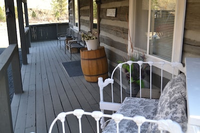 American Homestead Log Cabin with Gorgeous Scenic Views!