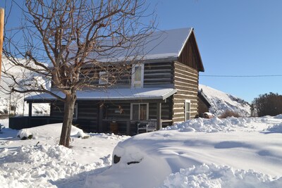 American Homestead Log Cabin with Gorgeous Scenic Views!