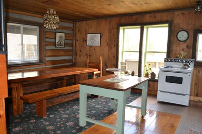 American Homestead Log Cabin with Gorgeous Scenic Views!