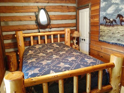 American Homestead Log Cabin with Gorgeous Scenic Views!