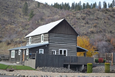 American Homestead Log Cabin with Gorgeous Scenic Views!