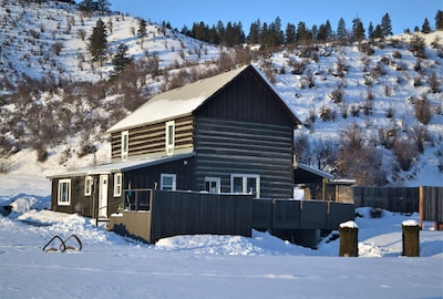 American Homestead Log Cabin with Gorgeous Scenic Views!