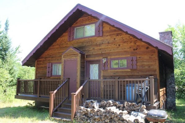 Close to hiking, waterfalls and Lake Superior!  Grill off the back deck.