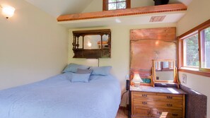Very clean and ridiculously comfortable mattress with extraordinary views!