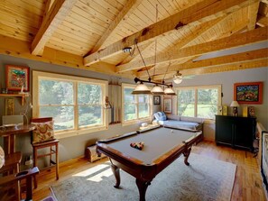 Loft Area--- Pool Table, Twin Trundle (2T)