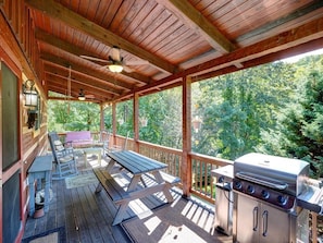 Mont Blonc--- Front Porch w/ Picnic Table & Grill