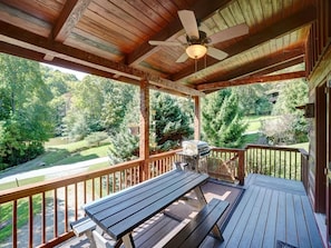 Mont Blanc---- Front Porch w/ Picnic Table & Grill