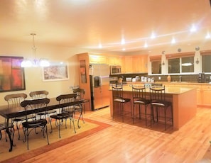 Large Kitchen, Granite counters, Full appliances and cooking utensils