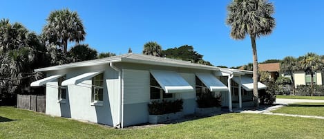 SOUTH BEACH & PARK at your Doorstep • DOLPHIN COTTAGE • Comfy Fun Vero Beach!