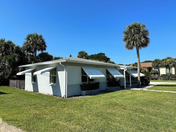 SOUTH BEACH & PARK at your Doorstep • DOLPHIN COTTAGE • Comfy Fun Vero Beach!