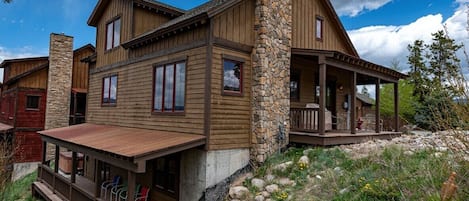 Beautiful 3 story mountain cabin!