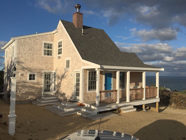Front view of cottage, ocean just beyond.