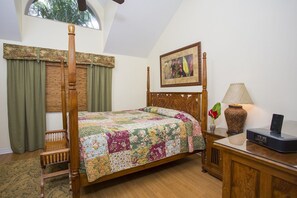 The master bedroom has a 4-poster, King-sized bed, A/C and en suite bathroom.